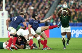 Siya Kolisi (R) attempts to charge down a kick from Antoine Dupont (L) during last year's Rugby World Cup quarter-final