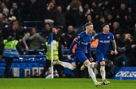 Chelsea's Cole Palmer (left) celebrates after scoring the winning goal against Manchester United at Stamford Bridge