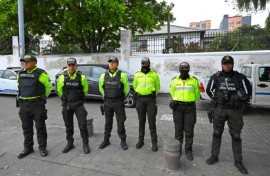Police officers stand outside the Mexican embassy in Quito 