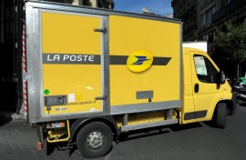 Working with community centres, hospitals and caterers, French postal drivers already deliver mostly elderly people more than 15,000 meals per day