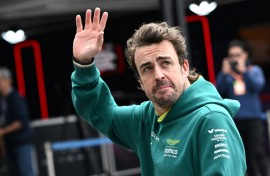 Fernando Alonso pens new Aston Martin deal