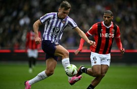 Thijs Dallinga (L) in action for Toulouse against Nice earlier this season