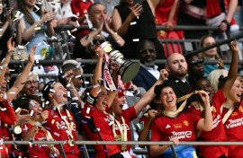 Manchester United celebrate winning the Women's FA Cup final against Tottenham
