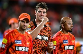 Sunrisers Hyderabad's captain Pat Cummins (centre)