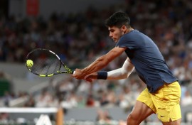 Easy Sunday: Carlos Alcaraz plays a backhand return to J.J. Wolf 