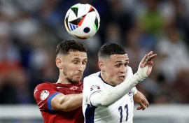 England's Phil Foden (R) struggled to make an impact against Serbia