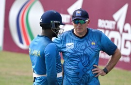 Sri Lanka’s Angelo Mathews (L) talks to Chris Silverwood during a practice session on March 29, 2024. Silverwood announced his resignation as head coach on Thursday