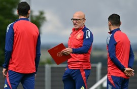 Spain coach Luis de la Fuente (C) wants his "brilliant" side to make history by winning a fourth Euros trophy