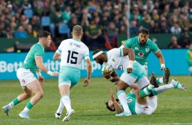South Africa captain Siya Kolisi (C) runs with the ball during a victory over Ireland in Pretora on July 6.