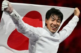 Japan's Koki Kano celebrates winning gold in the men's individual epee