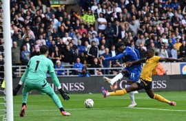 Chelsea's Noni Madueke (2R) shoots to score against Wolves