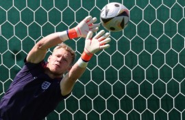 Southampton have signed England goalkeeper Aaron Ramsdale from Arsenal
