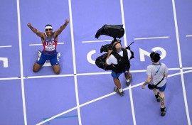 US sprinter Jaydin Blackwell celebrates after winning his country's first track and field gold medal of the Paris Paralympics