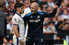 Chelsea boss Enzo Maresca (R) speaks with Pedro Neto