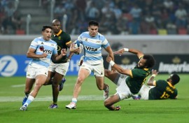 Argentina fly-half Tomas Albornoz (C) evades South Africa scrum-half Jaden Hendrikse in Santiago del Estero.