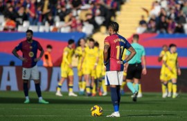 Barcelona's Brazilian forward Raphinha (R) reacts after Las Palmas scored their first goal