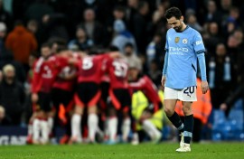 Man Utd scored two late goals to beat Man City 2-1