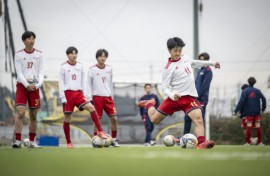 Ryutsukeizai University Kashiwa High School football club train for the annual tournament which is is thriving after more than 100 years, attracting huge crowds, millions watching on TV and breeding future stars