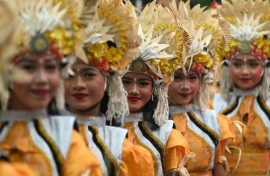 Balinese traditional dancers welcomed in the sun of 2025