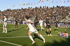 Matteo Darmian (C) celebrates scoring Inter Milan's winning goal at Venezia