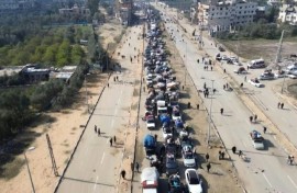 Aerial footage of displaced Palestinians driving back to northern Gaza via Salaheddin road