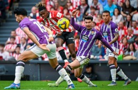 Athletic Bilbao's Spanish forward Nico Williams (2L) hit two goals as his side hammered lowly Real Valladolid