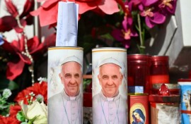 A hand written message is placed in a candle of Pope Francis outside the Gemelli hospital 