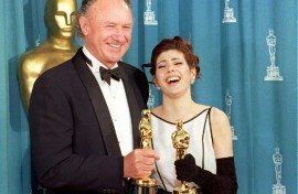 Gene Hackman (L) and Marisa Tomei pose with their Oscars in 1993 shortly after being respectively awarded for best supporting actor and best supporting actress