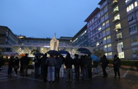 Faithful gather outside hospital where Pope Francis is being treated