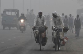 Commuters drive through heavy smog in New Delhi on November 2017