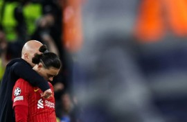 Liverpool manager Arne Slot comforts Darwin Nunez