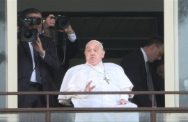 Pope says 'thank you, everyone' as greets faithful from hospital
