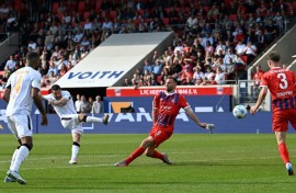 Emiliano Buendia (2nd L) scored a 91st-minute winner for Bayer Leverkusen at Heidenheim