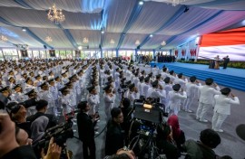Regional heads taking their oath of office during their inauguration by Indonesian President Prabowo Subianto at the Presidential Palace in Jakarta