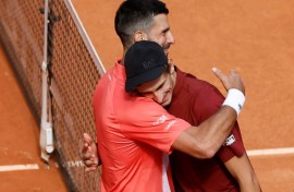 Novak Djokovic (l) congratulates his conqueror Matteo Arnaldi in Madrid