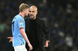Manchester Citymanager Pep Guardiola talks with Kevin De Bruyne