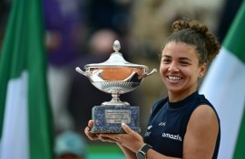 Jasmine Paolini celebrates winning the Italian Open