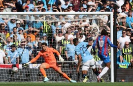 Crystal Palace's Eberechi Eze (R) scores in the FA Cup final against Manchester City