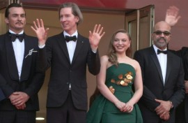 Wes Anderson and cast of 'The Phoenician scheme' on the red carpet