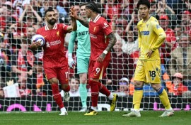 Mohamed Salah (left) won the Premier League Golden Boot on Sunday