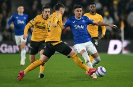 Everton midfielder Charly Alcaraz (R)