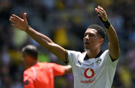 Borussia Dortmund's English midfielder Jobe Bellingham celebrates scoring his team's third goal against the Sundowns