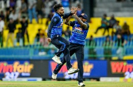Wanindu Hasaranga (L) took four wickets for Sri Lanka as Bangladesh crumbled after a strong start