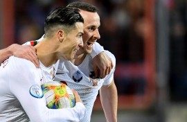 Cristiano Ronaldo (L) celebrates with Diogo Jota after scoring a goal in 2019