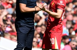 Arne Slot (L) talks to Diogo Jota during Liverpool's pre-season friendly against Sevilla in August 2024