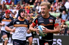 Damian McKenzie (R) will start at flyhalf in New Zealand's third Test against France