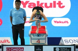 Marrit Steenbergen won the women's 100m freestyle title at the world swimming championships in Singapore
