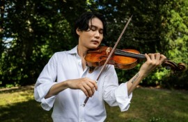 South Korean violinist Inmo Yang plays the 300-year-old "Carrodus violin", one of the most valuable in the world, which will be played for the first time as part of the BBC Proms in London by South Korean violinist Inmo Yan