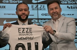 Le président du Corinthians, Augusto Melo, avec l'international néerlandais Memphis Depay, le 12 septembre 2024 à São Paulo