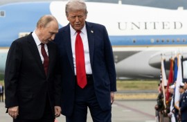 US President Donald Trump (R) has expressed admiration for Russian counterpart Vladimir Putin in the past, but has shown impatience with him in recent months